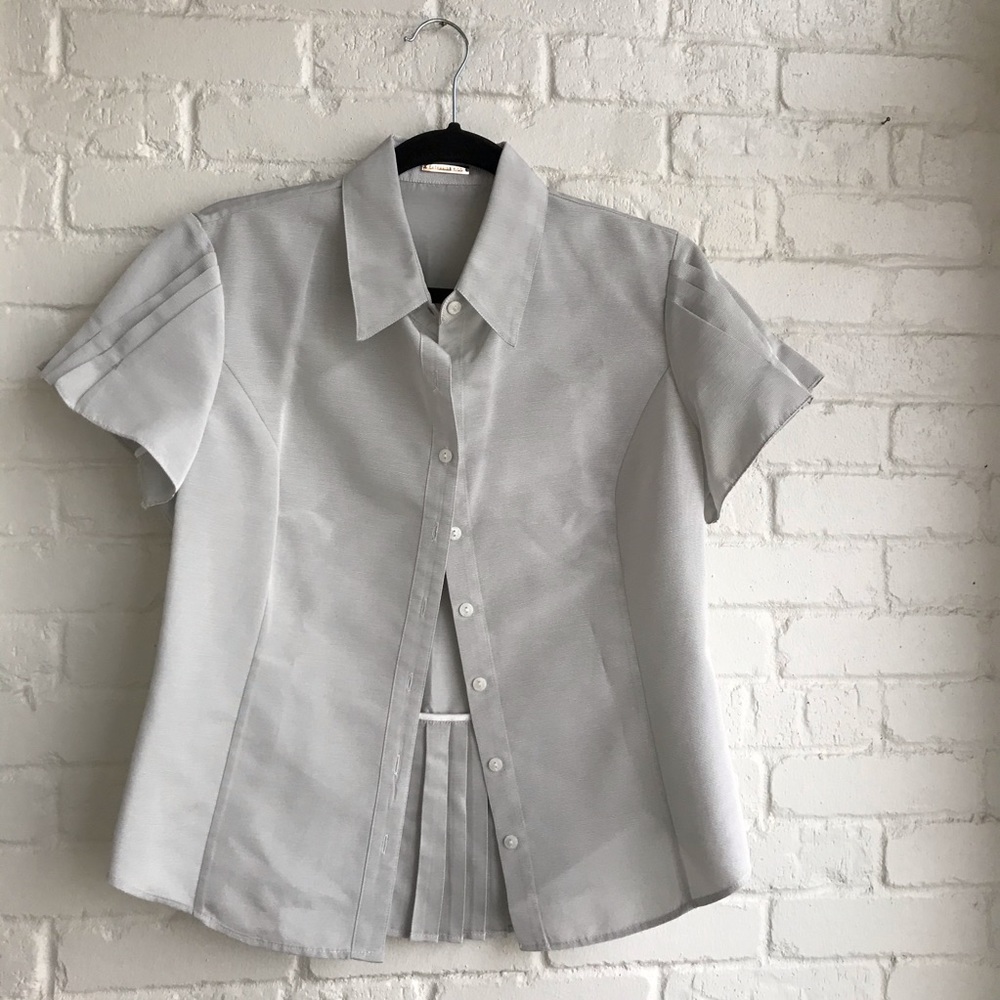 Light Gray Short-Sleeve Button-Front Blouse with Back Pleat